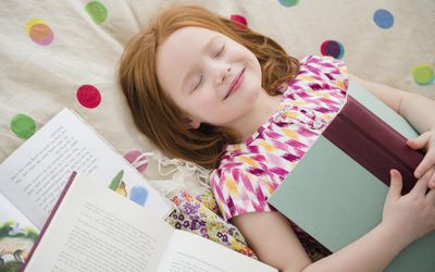 女孩微笑着与书，爱读书＂width=