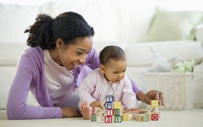 妇女和婴儿玩积木