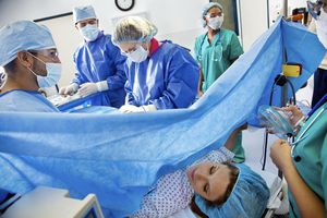 外科团队为孕妇进行剖腹产手术。＂width=