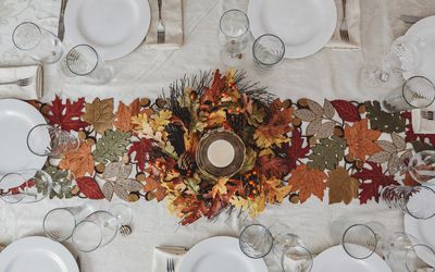 为秋天的节日而装饰的桌子