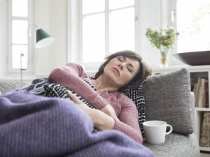 胃痛的女人躺在沙发上