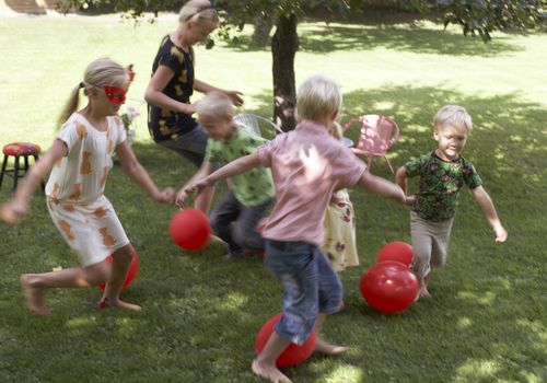 孩子们在玩气球游戏