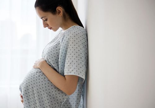 白种孕妇在医院抱着肚子
