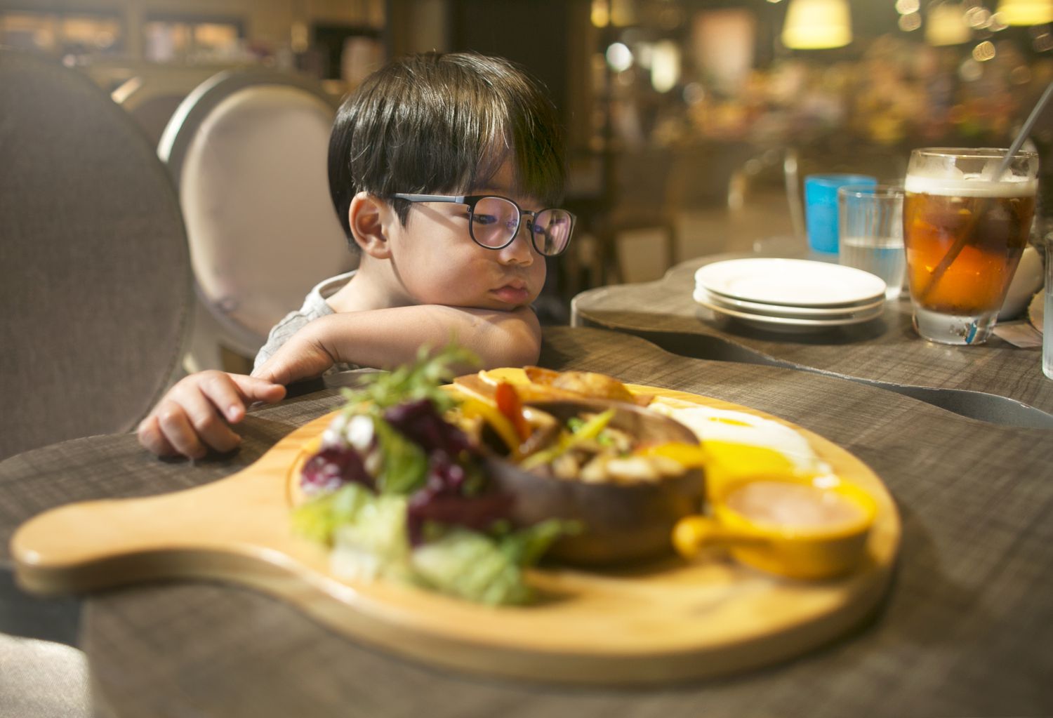 小男孩不想尝试食物