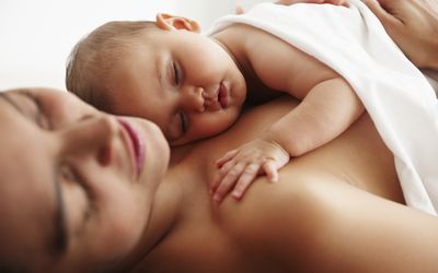 母亲和婴儿在皮肤接触下打盹