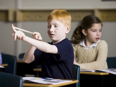 孩子misbehaving at school