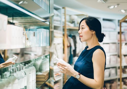 Beautiful pregnant woman shopping for beauty products in shopping mall