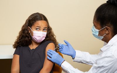 青春期前女童接种COVID-19疫苗