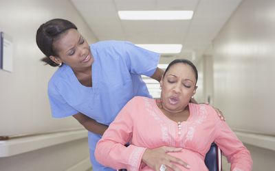 孕妇在医院轮椅上分娩
