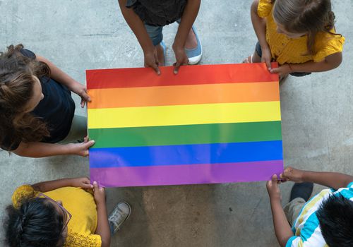 孩子们举着同性恋骄傲的海报