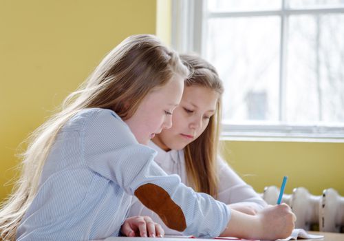 女学生在帮助她的朋友