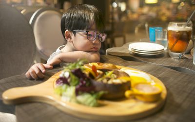 小男孩不想尝试食物