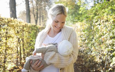 怀抱新生婴儿的母亲