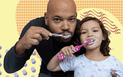 父亲和女儿正在刷牙