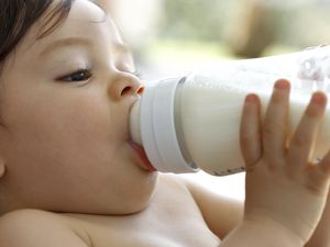 从奶瓶里喝牛奶的婴儿