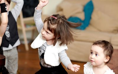 学龄前儿童的大肌肉运动——小女孩跳舞