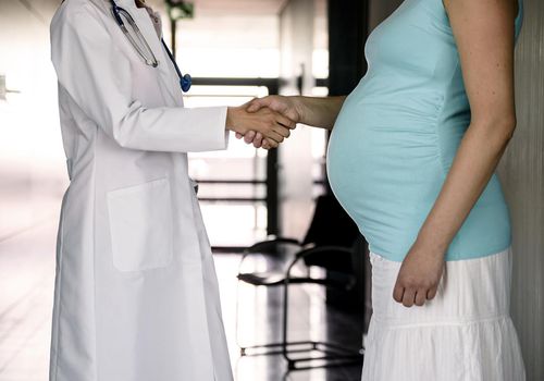 女医生与孕妇握手