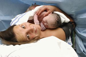 一个新妈妈甚至没有意识到她的医生正在检查胎盘，因为她有了一个新生儿。