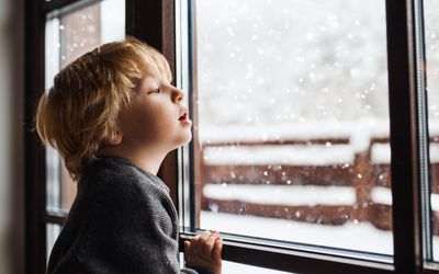 小男孩望着外面的雪