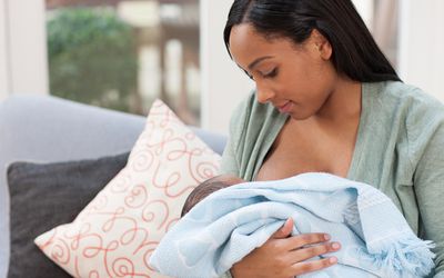 妇女母乳喂养婴儿