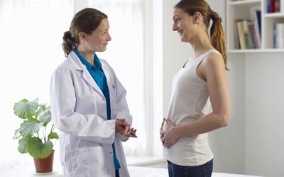 孕妇在和女医生谈话。