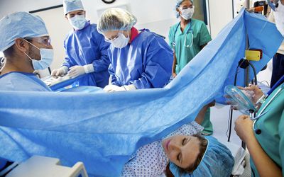 外科小组为孕妇进行剖腹产手术。