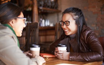 分享咖啡和一些笑声，作为一个女人支持一个不孕症的朋友