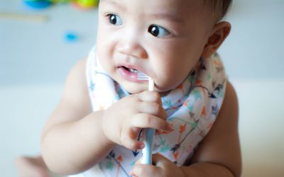 亚洲婴儿双手握牙刷