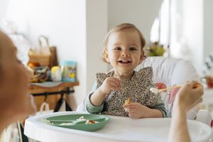 在孩子的怀里吃了妈妈的晚餐