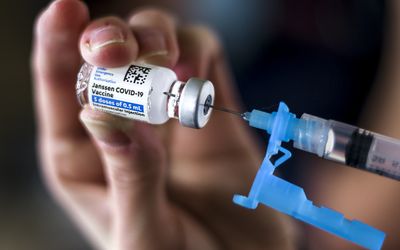 一剂强生COVID-19疫苗从一个小瓶中提取