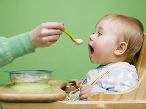 婴儿用勺子吃婴儿食物