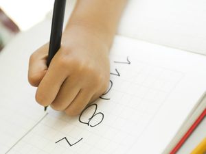 孩子写在笔记本上的手