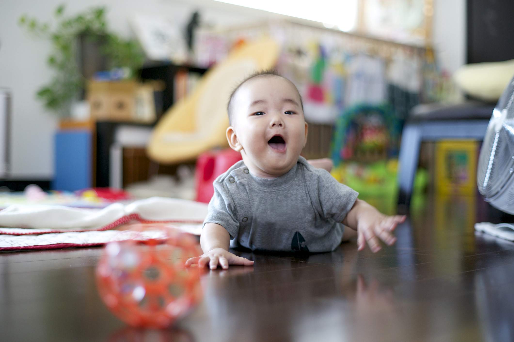 孩子在地板上爬