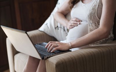 孕妇中段使用笔记本电脑