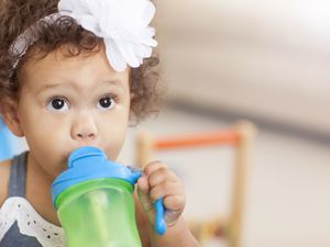 女婴用吸管杯喝水