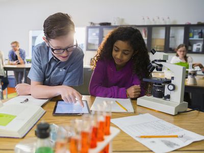 男孩和女孩在学校的科学实验室工作