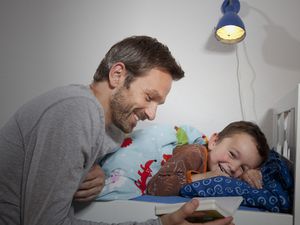 父亲在儿子睡觉时给他读书