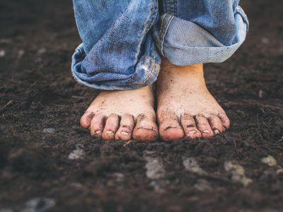 There are some pros and cons to letting kids run around barefoot.