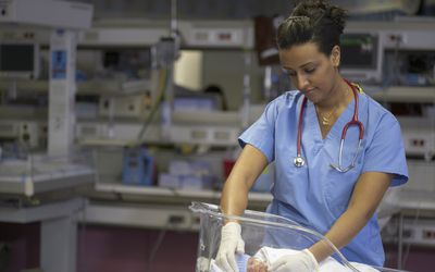 非裔美国女护士检查早产婴儿