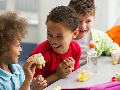 Kids eating lunch together