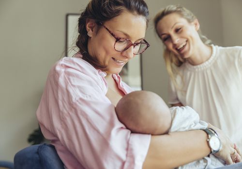 接生婆帮助正在哺乳的母亲和她的新生儿