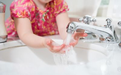 一个女人把她的手洗干净