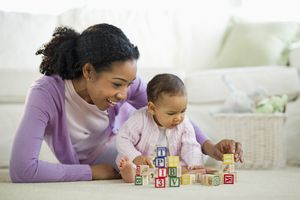 女人在和孩子鬼混