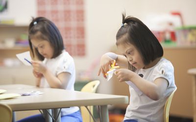 患有唐氏综合症的混血学生在教室里