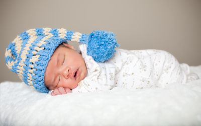 睡觉的婴儿戴着舒适的帽子