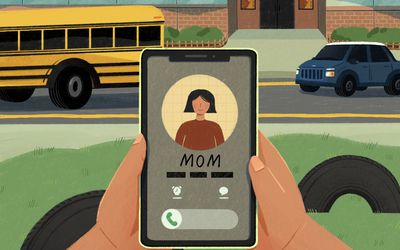 一个妈妈打来的手机，背景是一辆校车