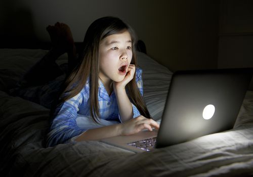 12岁的孩子在无人监督的情况下使用电脑