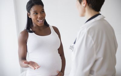 孕妇与医生讨论问题。