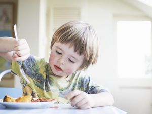 小男孩在厨房吃晚饭