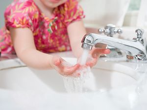一个女孩在水槽里洗手